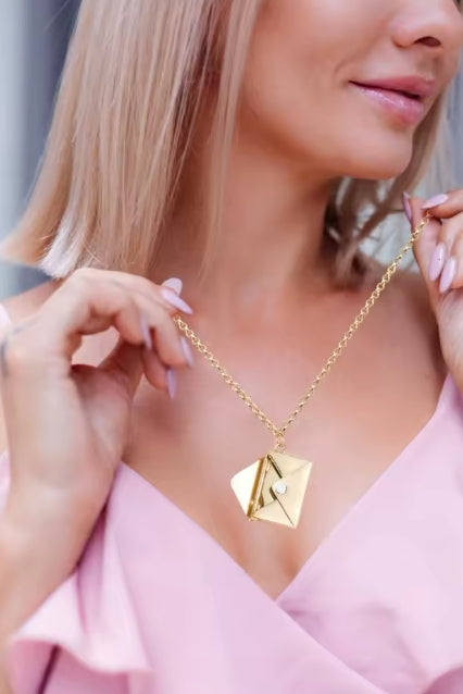 envelop ketting met geheim bericht