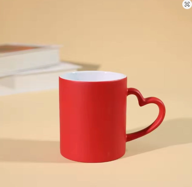 keramische magische beker giet warm water foto display foto