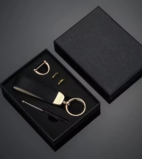 lederen sleutelhanger met geschenkdoos