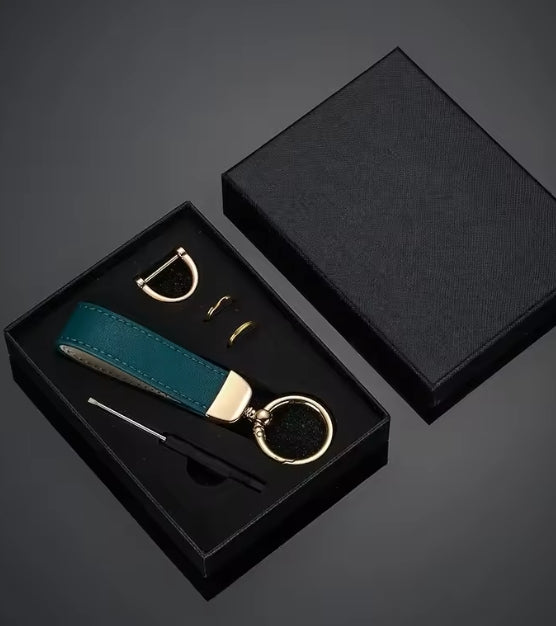 lederen sleutelhanger met geschenkdoos
